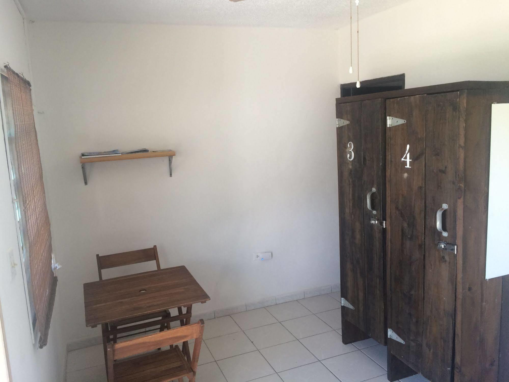 Vicky'S Keys Hostel Upper Princeʼs Quarter Екстериор снимка