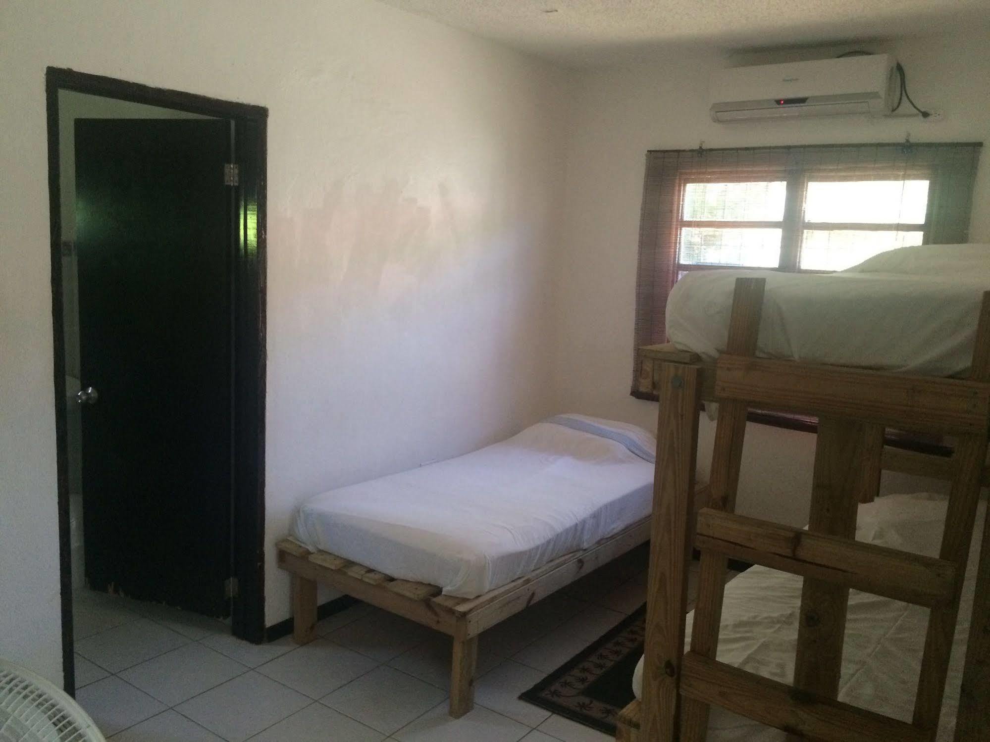 Vicky'S Keys Hostel Upper Princeʼs Quarter Екстериор снимка