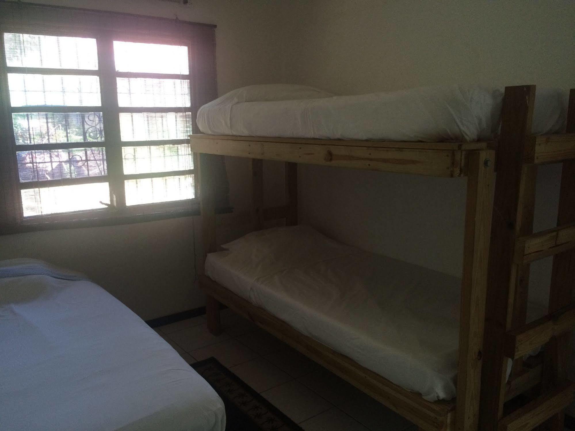 Vicky'S Keys Hostel Upper Princeʼs Quarter Екстериор снимка
